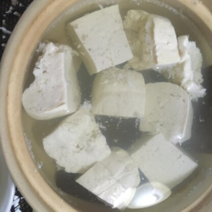 島豆腐で作りました。簡単でおいしかったです。これから湯豆腐作る時はこのレシピにします。お汁はお茶漬けみたいにして食べてもおいしいと思いました
(^_^)v